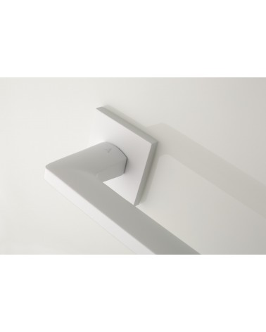 Poignée de porte blanche PYROLA quincaillerie design vue zoomée montée sur une porte