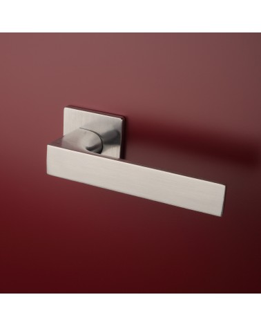 Poignée de porte carrée ALISSO poignée design montée sur une porte