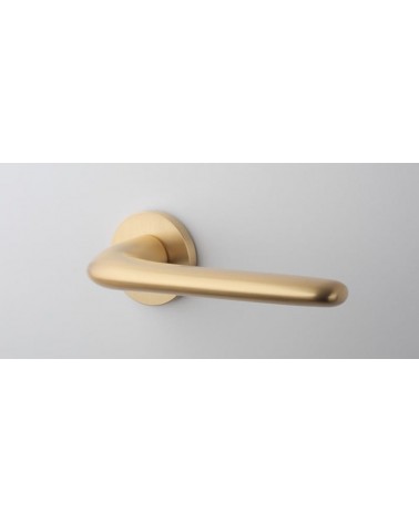 Poignée de porte Moderne AZALIA poignée design montée sur une porte