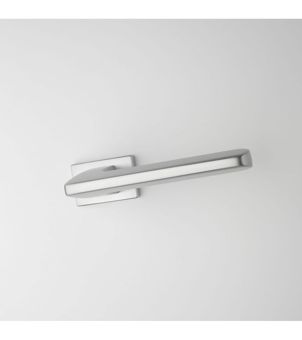 poignee Yuka pour porte chic et innovante grace a sa plaque rectangulaire - couleur chrome satiné