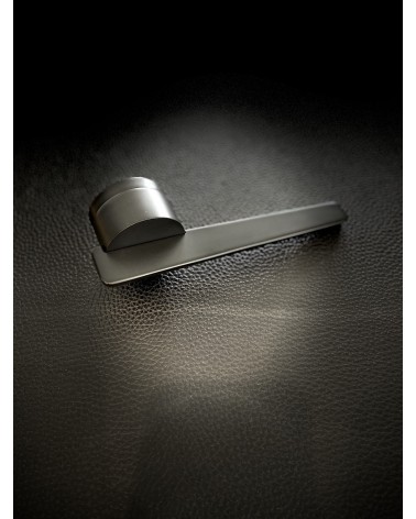 Poignée de porte futuriste JUMELLE poignée design posée sur un fond noir
