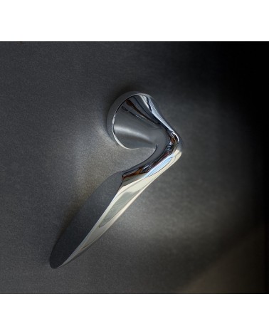 Poignée de porte futuriste DOUCE poignée design vue de haut inclinée sur un fond sombre