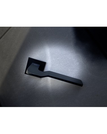 Poignée de Porte Futuriste LINE BALI quincaillerie design montée sur une porte