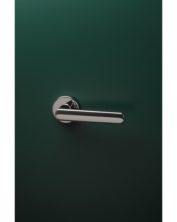 Poignée de porte classique FRAGOLA poignée design montée sur une porte 1