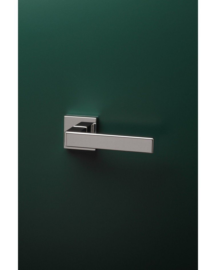 Poignée de porte classique SULLA poignée design montée sur une porte 1