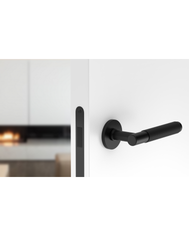 Poignée de porte noire Time Slim poignée design montée sur une porte entrouverte