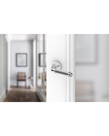 Poignée de porte chrome poli ARIA Slim poignée design montée sur une porte