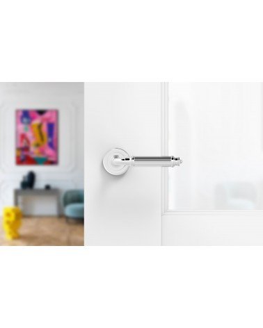 Poignée de porte chrome poli ARIA Slim poignée design montée sur une porte ouverte