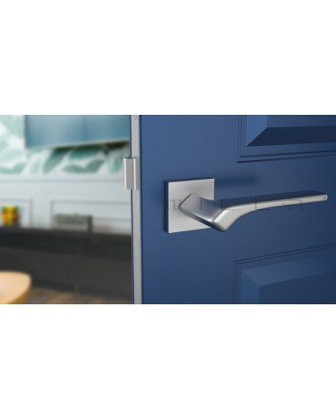 Poignée de porte chrome satiné BERGERIA quincaillerie design vue de face montée sur une porte