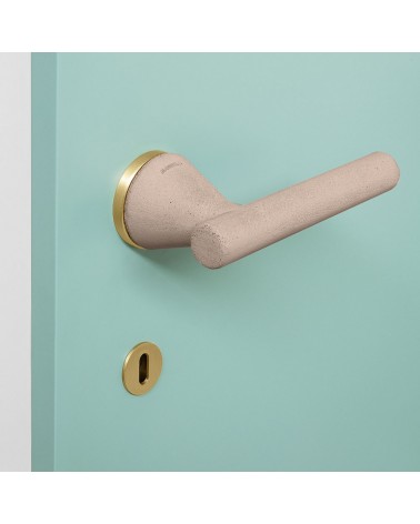 Poignée de porte futuriste Mandelli Juno poignée design vue zoomée montée sur une porte