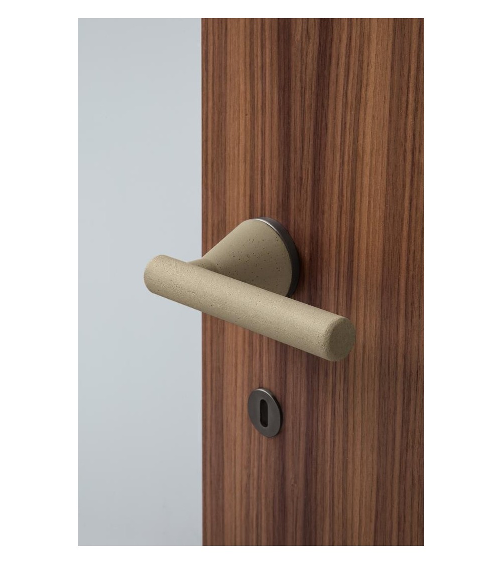 poignée d'intérieur design ou objet art. mettez de l'originalité chez vous avec cette poignée en béton