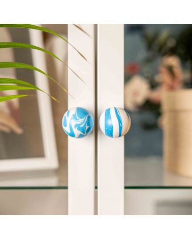 Bouton de meuble en bois de hêtre Bleu Azur poignée design vue zoomée installée sur une porte vitrée