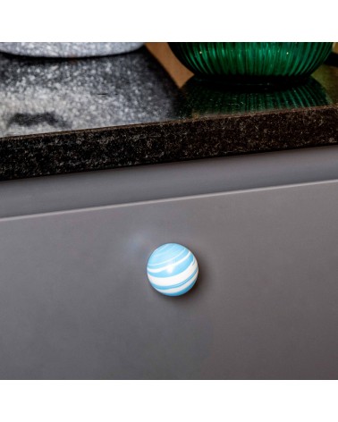 Bouton de meuble en bois de hêtre Bleu Azur poignée design vue de haut montée sur un meuble gris