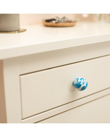 Bouton de meuble en bois de hêtre Bleu Azur poignée design vue inclinée fixée sur un tiroir