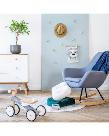 Bouton de meuble en bois de hêtre Bleu Azur poignée design monté sur une commode blanche dans une chambre
