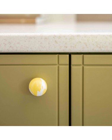 Bouton de meuble en bois de hêtre jaune poignée design  vue zoomée monté sur un meuble