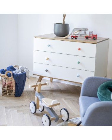 Bouton de meuble en bois de hêtre orange poignée design installé sur une commode