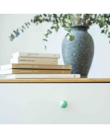 Bouton de meuble en bois de hêtre vert riche poignée design fixé sur un tiroir