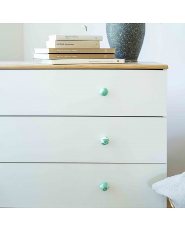 Bouton de meuble en bois de hêtre vert riche poignée design installé sur une commode blanche