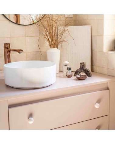 Bouton de meuble en bois de hêtre Rose taupe poignée design installé sur un meuble de salle de bain