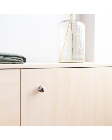 Bouton de meuble en bois de hêtre noir chino poignée design monté sur une commode