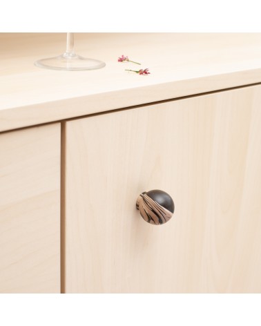 Bouton de meuble en bois de hêtre noir chino poignée designvue rapprochée montée sur une commode