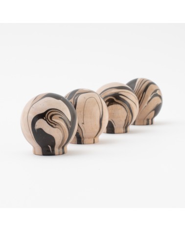 Bouton de meuble en bois de hêtre noir chino poignée design aligné sur une surface blanche