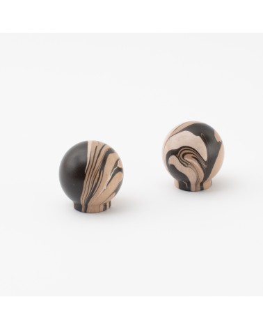 Bouton de meuble en bois de hêtre noir chino poignée design posés côte à côte sur une surface blanche