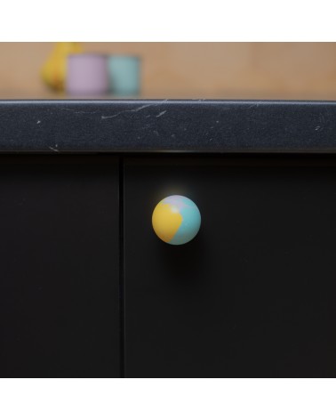 Bouton de meuble en bois de hêtre jaune funky poignée design fixé sur une façade de meuble
