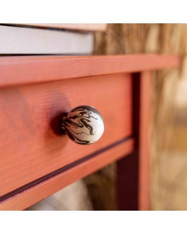 Bouton de meuble en bois de hêtre noir poignée design vue zoomée montée sur un meuble