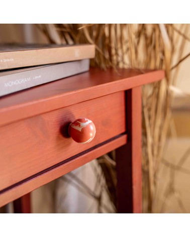 Bouton de meuble en bois de hêtre rouge cerise poignée design fixé sur un tiroir en bois