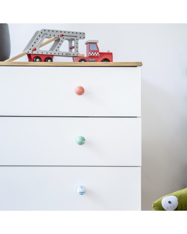 Bouton de meuble en bois de hêtre rouge cerise poignée design installés sur une commode blanche