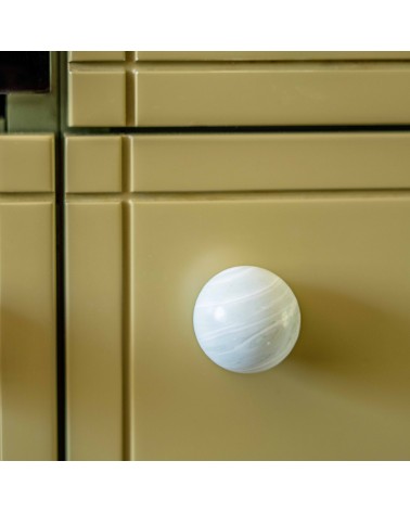 Bouton de meuble en bois de hêtre Mistel poignée design vue de face montée sur un meuble