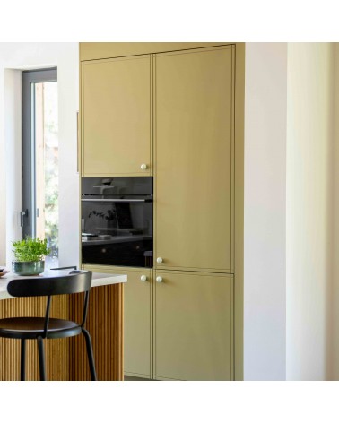 Bouton de meuble en bois de hêtre Mistel poignée design monté sur un meuble de cuisine