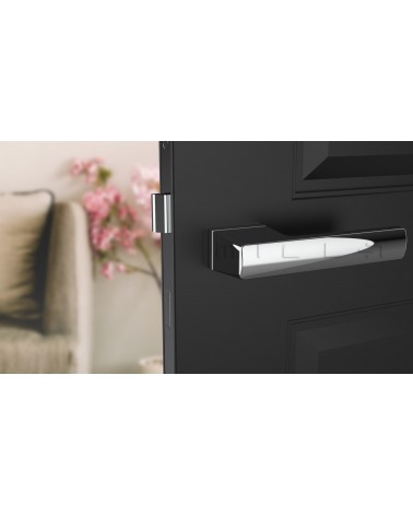 Poignée de porte chrome poli BRISA poignée design montée sur une porte entrouverte
