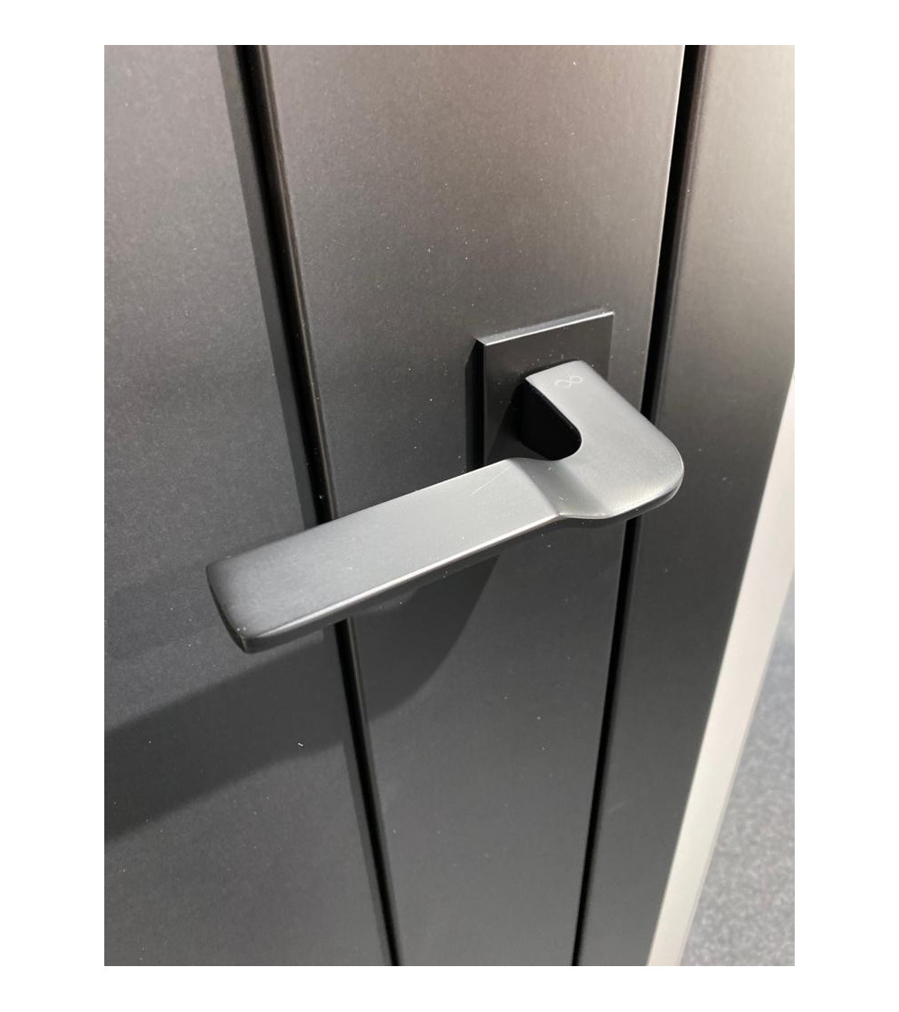 poignée de porte design contemporaine sur une plaque carrée disponible en noir et chrome poli