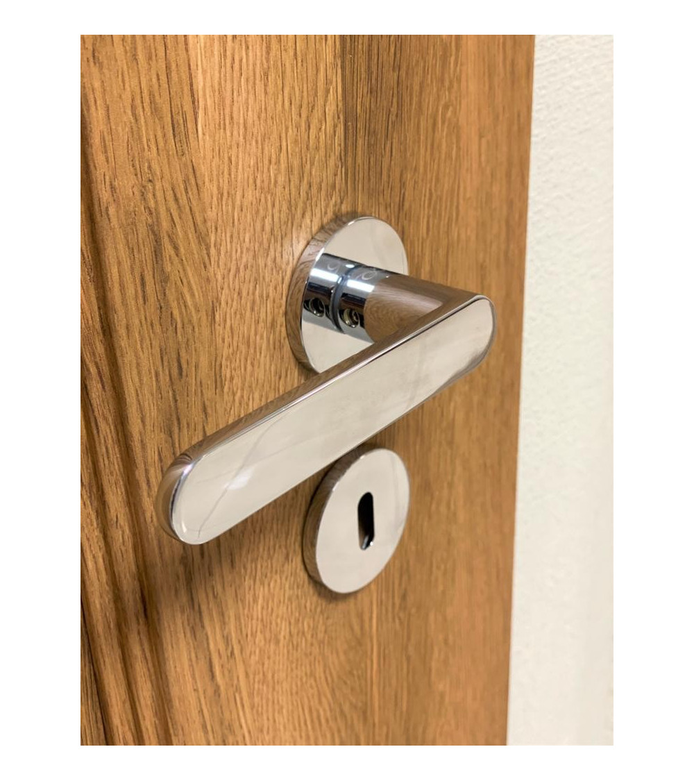 poigne de poret chrom satine arrondi sur la fin de la bequille sur une porte en bois