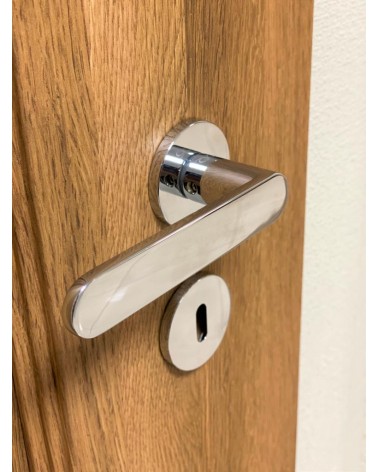 Poignée de porte classique Line Vénus poignée design montée sur une porte