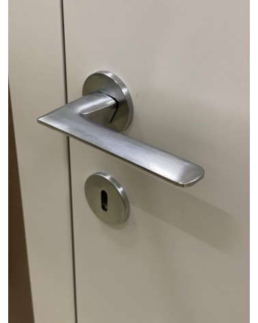 Poignée de porte en zamak Line GIULIA poignée design couleur 1 vue de haut inclinée montée sur une porte