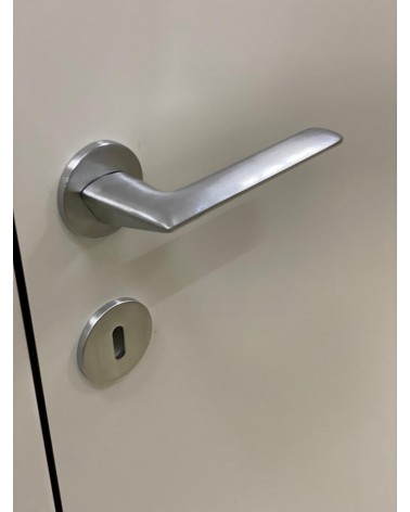 Poignée de porte en zamak Line GIULIA poignée design couleur 1 vue de bas montée sur une porte