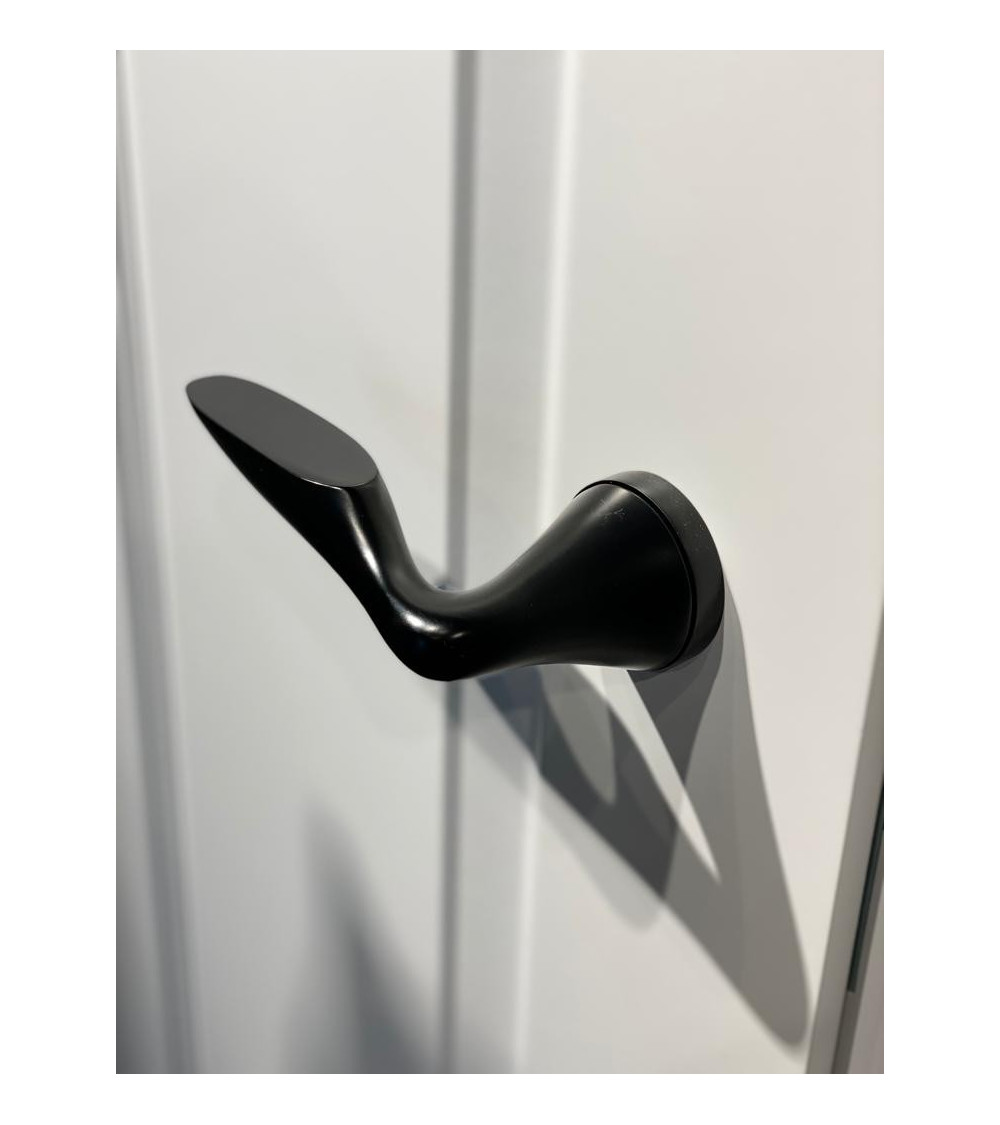 une porte blanche avec sa poignee noire de couleur noir matte