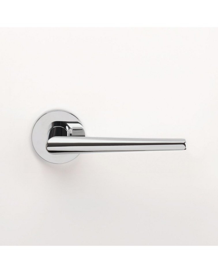 Poignée de porte en aluminium SALTA poignée design montée sur une porte