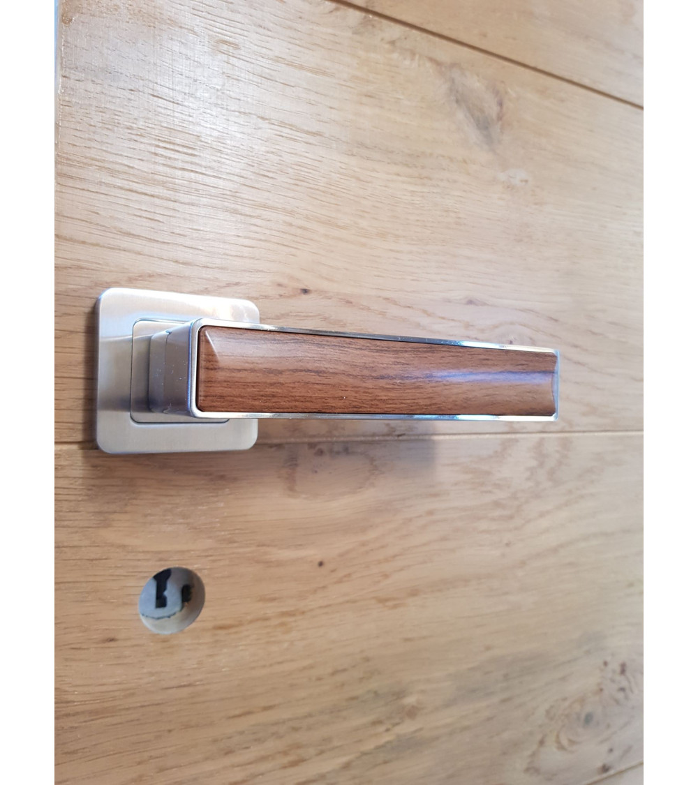 Poignée d'intérieur avec des inserts en bois pour donner un côté rustique