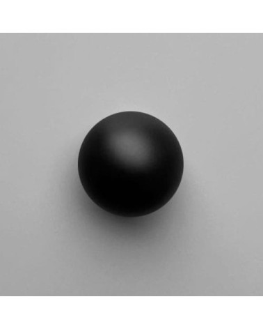 Bouton de meuble en laiton ODETE BLACK M poignée design vue de face sur une surface claire