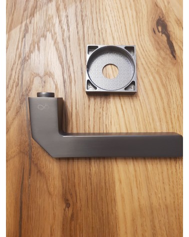 Poignée de porte sobre ETNA quincaillerie design couleur 4 posée sur une plaque
