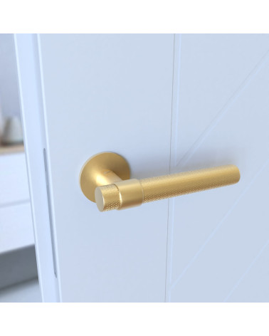 Poignée de porte texturée GHOST poignée design montée sur une porte entrouverte