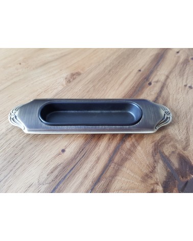 Poignée pour porte coulissante sobre MANDELLI 1028 quincaillerie design couleur 3 posée sur une plaque en bois