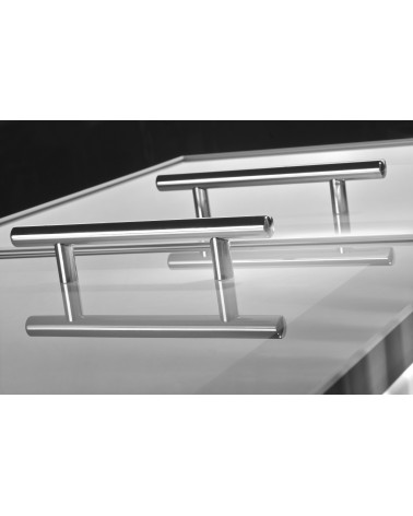 Poignée de meuble SANTA CRUZ posée sur une surface miroir