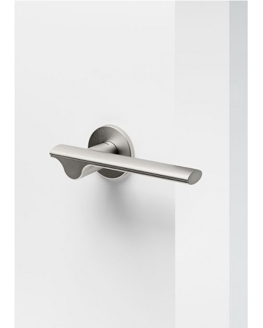 Poignée de porte moderne Mandelli Ara poignée design couleur 2 montée sur une porte