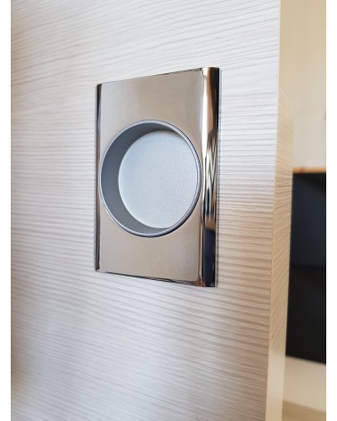 Poignée pour porte coulissante épurée MANDELLI 1038TL quincaillerie design montée sur une porte